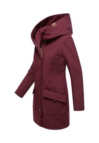 Veste imperméable bordeaux avec une grande capuche, fermeture éclair à l'avant et deux grandes poches à rabat. Présente un logo sur la poitrine et une texture lisse.