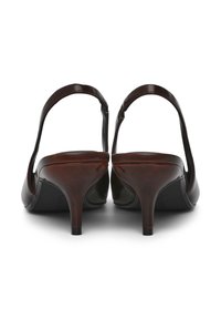 Sandali con tacco in pelle marrone con apertura sul retro, cinturini sottili alla caviglia e una texture liscia. Presentano un tacco moderato e un design minimalista.