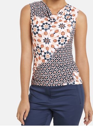 Top bez rękawów z mixem geometrycznych wzorów w kolorach granatowym, pomarańczowym i kremowym. Gładki materiał z drapowanym dekoltem i marszczonym detalem.