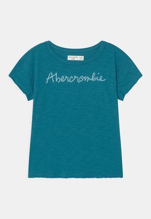 T-shirt enfant bleu à manches courtes avec encolure ronde et logo cursif "Abercrombie" sur la poitrine.