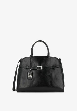 Czarna skórzana torebka o wyraźnym kształcie, z podwójnymi uchwytami u góry, odczepianym paskiem na ramię, akcentem w postaci klamry oraz detalem logo w kolorze srebrnym.