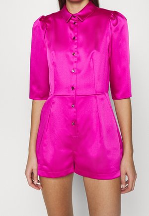 Fuchsienfarbener Satin-Overall mit Kragen, kurzen Puffärmeln und Knopfleiste vorne. Verfügt über eine taillierte Passform und eine glatte Textur.