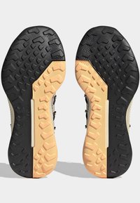 Adidas Terrex VOYAGER 21 TRAVEL - Pārgājienu apavi - sand strata   silver violet   acid orange