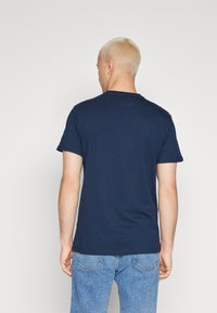 Tommy Jeans SLIM ESSENTIAL GRAPHIC TEE - Marškinėliai su spaudiniu - dark night navy