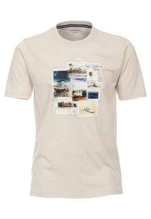 T-shirt beige à manches courtes présentant un collage de scènes de plage de Floride, des palmiers, un van et le texte "Southern Most Point."