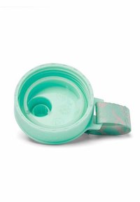 Mintgrüner Silikonverschluss für eine Wasserflasche in kreisförmigem Design, mit strukturiertem Griff und angenähtem Stoffriemen mit einem pinken Muster.
