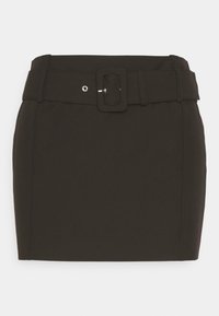 Zwarte, getailleerde rok met een brede riem met een rechthoekige metalen gesp, gemaakt van een gladde stof met contrasterende stiksels.