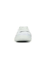Sneaker bianco con tomaia in pelle liscia, punta tonda e cuciture tono su tono. Presenta lacci bianchi e una suola in gomma testurizzata.