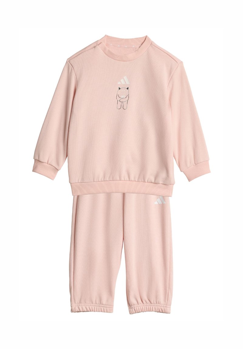 Růžový dvoudílný sportovní komplet z měkké tkaniny; má dlouhé rukávy, elastické manžety a malý potisk na vršku.