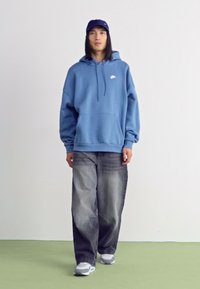 Nike Sportswear SPORTSWEAR CLUB - Ikdienas džemperis - aegean storm