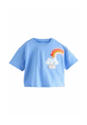 Camiseta de manga corta azul claro con apliqué de nube y arco iris; material de algodón suave; cuello redondeado; corte relajado.