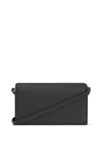 Melnas ādas plecu soma ar gludu tekstūru, taisnstūrveida formu un regulējamu siksnu. Aprīkota ar rāvējslēdzēja aizdari un minimālisma dizainu.