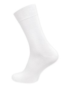 Calza corta in cotone bianco con bordo a coste, texture liscia e punta senza cuciture. Senza motivi o dettagli. Forma standard per coprire il piede.