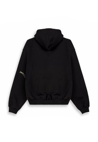 Sudadera con capucha negra vista desde atrás, con mangas largas y puños elásticos, que presenta un pequeño texto "SWARM" en la manga derecha.