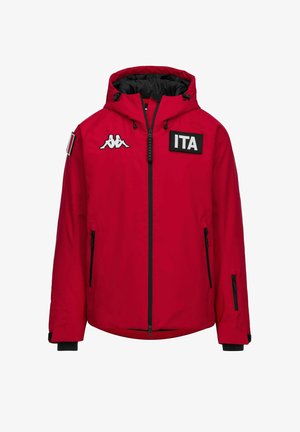 Giacca impermeabile rossa con cappuccio, con cerniere nere, polsini elasticizzati e toppe tra cui "ITA" e un logo. Tessuto liscio.