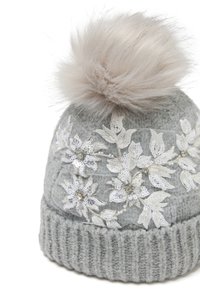 Gorro de punto gris que presenta un pompón esponjoso de color gris claro, decoraciones de lentejuelas florales y un puño acanalado en la base.