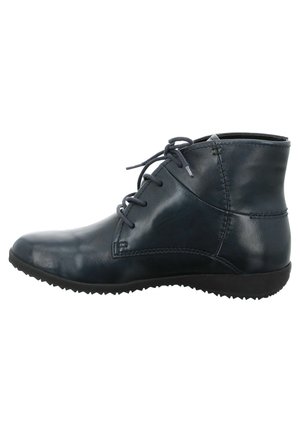 Bottine en cuir bleu foncé avec un bout arrondi, des coutures contrastantes et une semelle en caoutchouc texturée avec un léger talon.