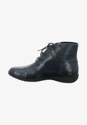 Bottine en cuir bleu foncé avec un bout arrondi, des coutures contrastantes et une semelle en caoutchouc texturée avec un léger talon.