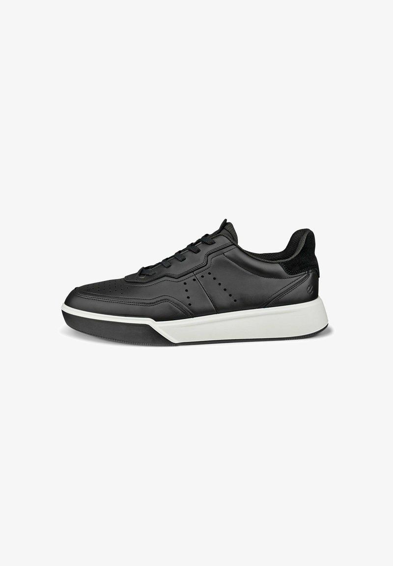 Scarpa sportiva nera in pelle con una finitura liscia e dettagli perforati, dotata di una suola intermedia bianca e una suola esterna in gomma nera.