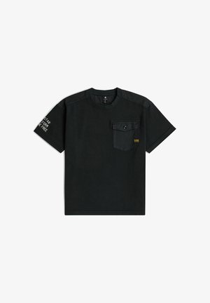 Czarny t-shirt z krótkim rękawem, z zapinanym na guziki kieszonką na piersi i białym napisem na lewym rękawie.