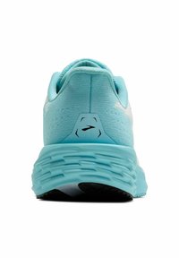 Des chaussures de sport bleu clair avec une tige texturée, une semelle rembourrée et un détail de talon marqué. Le design est épuré et offre un bon soutien.