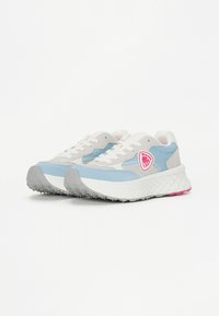 Sportschoenen in lichtblauw, grijs en wit. Heeft een getextureerde bovenkant, een dikke witte zool en een roze accent op de buitenzool. Logo-detail aan de zijkant.