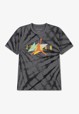 Dunkelgraues Batik-T-Shirt mit einem Retro-Jumpman-Logo und "JORDAN"-Schriftzug in Gelb sowie pastellfarbenen geometrischen Formen auf der Brust.