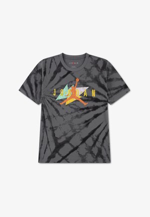 Ciemnoszary t-shirt typu tie-dye z logo Jumpman w stylu retro oraz napisem "JORDAN" w żółtym kolorze, ozdobiony pastelowymi geometrycznymi kształtami na klatce piersiowej.
