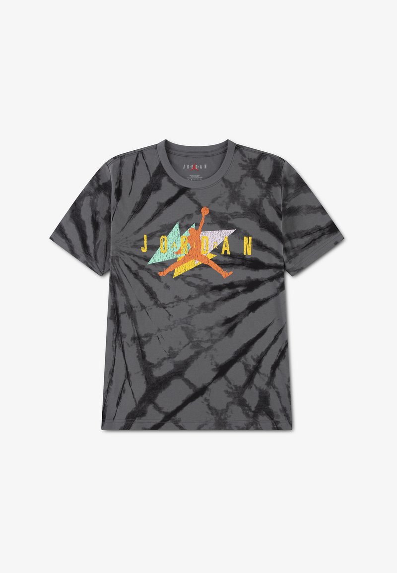 Μπλούζα τύπου tie-dye σε σκούρο γκρι με λογότυπο Jumpman σε ρετρό στυλ και κείμενο "JORDAN" σε κίτρινο χρώμα, καθώς και παστέλ γεωμετρικά σχήματα στο στήθος.