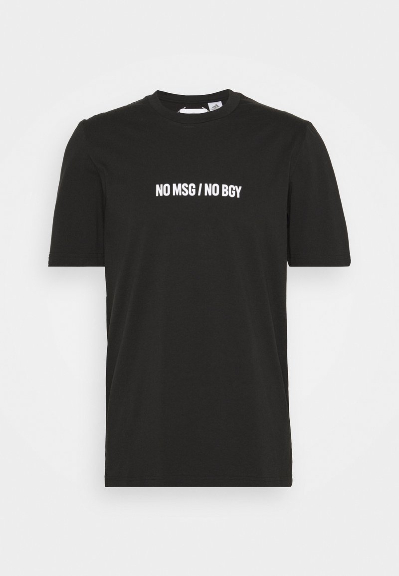 T-shirt nera a maniche corte con testo bianco "NO MSG / NO BGY" centrato sul davanti su sfondo bianco semplice.