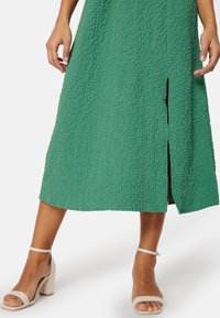 Bubbleroom V-NECK STRUCTURED SLIT MIDI DRESS - Denní šaty - green