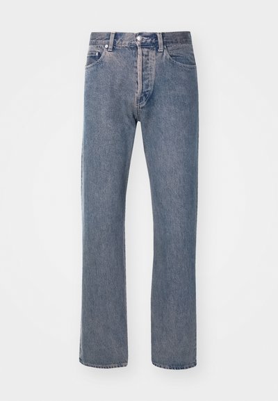 Jeans de pierna recta azul claro, hechos de tela de mezclilla, con un diseño de cinco bolsillos, cremallera en la bragueta y detalles de costuras en contraste.