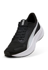 Scarpa sportiva nera con tomaia in mesh traspirante, accenti argentati riflettenti e suola bianca ammortizzata. Presenta lacci neri e logo.