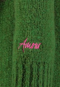 Groene gebreide stof met roze geborduurde cursieve tekst "Amour" in het midden.