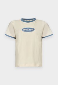 Μπεζ βαμβακερό μπλουζάκι με ριμπ μπλε γιακά και τελειώματα στα μανίκια, με κεντρικό λογότυπο που γράφει "MADS NØRGAARD COPENHAGEN."