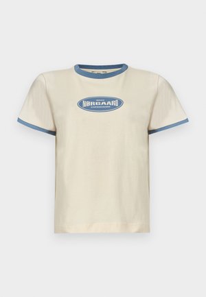 Tricou bej din bumbac, cu guler și tivuri la mâneci închetate bleu, având un logo central cu textul „MADS NØRGAARD COPENHAGEN.”