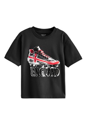 Sort T-shirt med en rød og hvid fodboldstøvle-grafik og fed "ENGLAND" tekst under skoen foran.