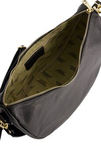 Schwarze Ledertasche mit strukturierter Oberfläche, goldfarbener Reißverschluss und einem Innenfutter in hellem Grün mit wiederholtem Branding-Muster.