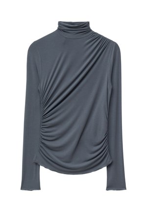 Top de manga larga con cuello alto en gris oscuro, con tejido suave, detalles drapeados en la parte delantera y textura fruncida en el lateral.
