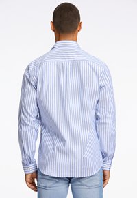 Lichtblauwe en witte gestreepte overhemd met lange mouwen, een klassieke kraag, knoopmanchetten en een afgeronde zoom. Katoenen stof met een gladde textuur.