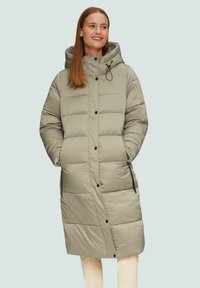 Lang, gewatteerde jas in lichtgrijs. Voorzien van een capuchon, knopen aan de voorkant, twee zijzakken en een textuursteek met horizontale panelen.