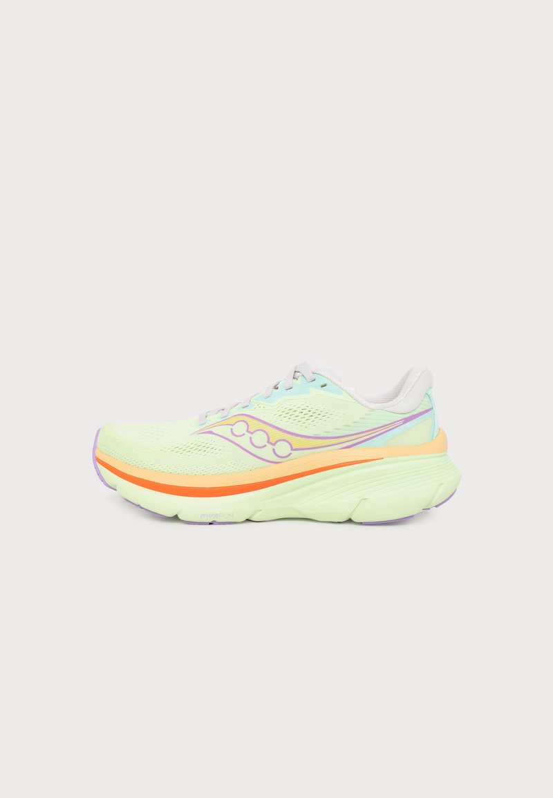 Chaussure de course vert clair avec une bande orange et un logo violet, semelle amortie et lacets blancs, vue de côté sur un fond uni.