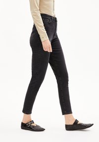 ARMEDANGELS MAIRAA COMFORT - Vaqueros slim fit - black washed authentic