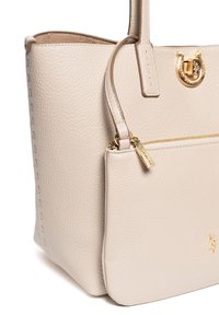 Borsa tote in pelle beige con superficie testurizzata, dotata di hardware decorativo dorato, tasca laterale con zip e branding sottile sul fronte.