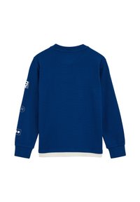 Majica dolgih rokavov iz teksturirane modre tkanine z okroglim izrezom in belim robom, s podrobnostmi logotipa na obeh rokavih.