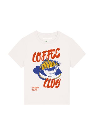 Witte katoenen t-shirt met een kleurrijk grafisch ontwerp met de tekst "COFFEE CLUB", een koffiehoek en een croissantillustratie. Korte mouwen.
