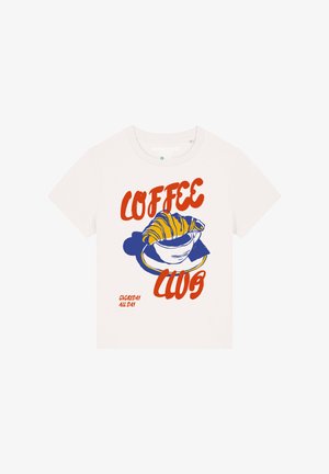 Witte katoenen t-shirt met een kleurrijk grafisch ontwerp met de tekst "COFFEE CLUB", een koffiehoek en een croissantillustratie. Korte mouwen.