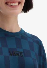 Modrá a námořnická kostkovaná mikina s kulatým výstřihem a černě vyšívaným logem "VANS" na hrudi. Hladký bavlněný materiál.