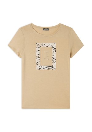 T-shirt in cotone beige con colletto rotondo, maniche corte, dotata di una grafica quadrata in stampa animale e testo metallico al centro.