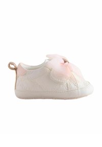 Scarpe da bambino bianche con un design testurizzato, dotate di un fiocco di raso rosa chiaro sul davanti e un piccolo anello sul tallone per facilitarne l'indossamento.